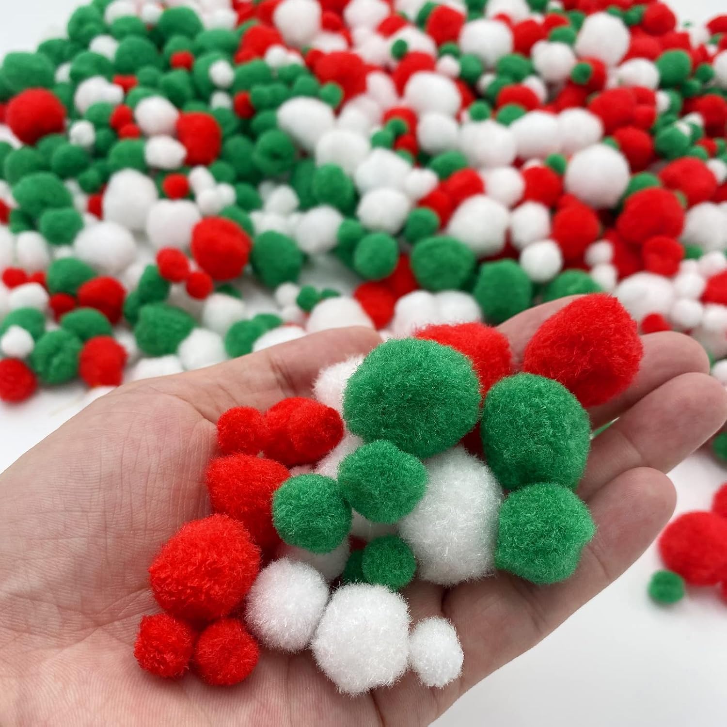 Lusy DM 1200 Piece Christmas Pom Poms Set